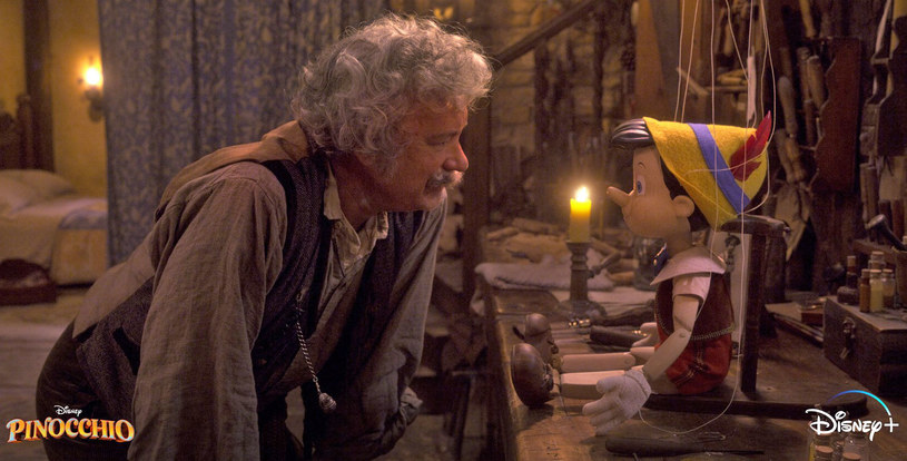 Jeszcze w tym roku na ekrany kin mają trafić trzy filmy, których bohaterem będzie Pinokio. Jeden z nich, wyreżyserowany przez Guillermo del Toro, będzie miał premierę w grudniu. Drugi, którego reżyserem jest Robert Zemeckis, będzie można oglądać wcześniej, bo we wrześniu. Właśnie opublikowane zostało pierwsze zdjęcie z tej produkcji. Przedstawia ono Toma Hanksa w roli Dżeppetta.