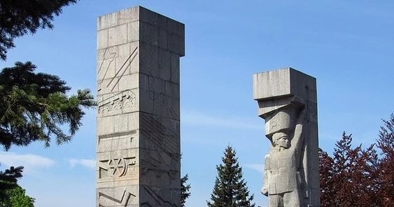 Pomnik Wyzwolenia Ziemi Warmińsko-Mazurskiej, zwany wcześniej Pomnikiem Wdzięczności dla Armii Czerwonej, szybko nie zniknie z centrum Olsztyna. ​Rada miejska odrzuciła projekt uchwały, która miała zobowiązać prezydenta Olsztyna do bezzwłocznych działań w celu przeniesienia pomnika.