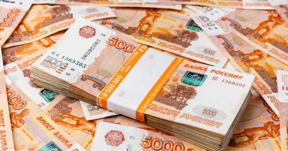 Za około 117 rubli można kupić jednego dolara na rynku walutowym w Moskwie. To kurs walut obowiązujący o godzinie 15 polskiego czasu. W czwartek rosyjska waluta odrabia środowe straty, gdy na zakończenie dnia jeden dolar kosztował 120 rubli.