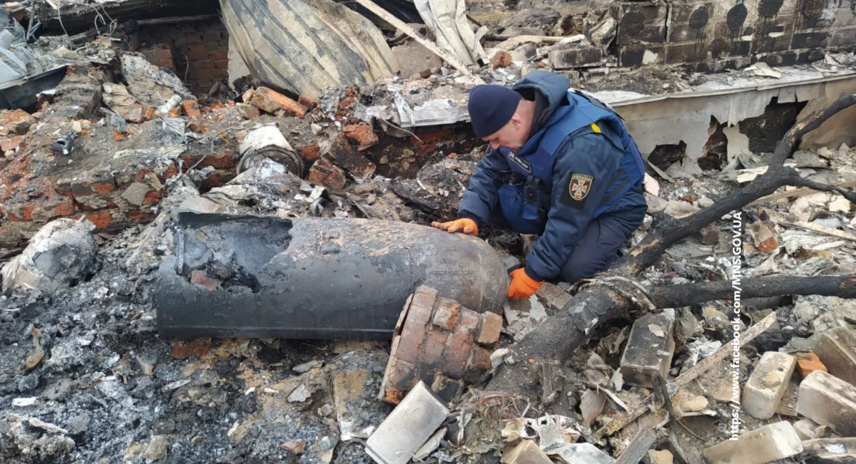 Rosyjskie lotnictwo bombarduje Czernihów zakazanymi lotniczymi bombami zapalającymi. Informację przekazali dziennikarze grupy śledczej Conflict Intelligence Team. Wnioski wysnuli na podstawie analizy nagrania wideo ukraińskich służb ratowniczych rozbrajających pociski.