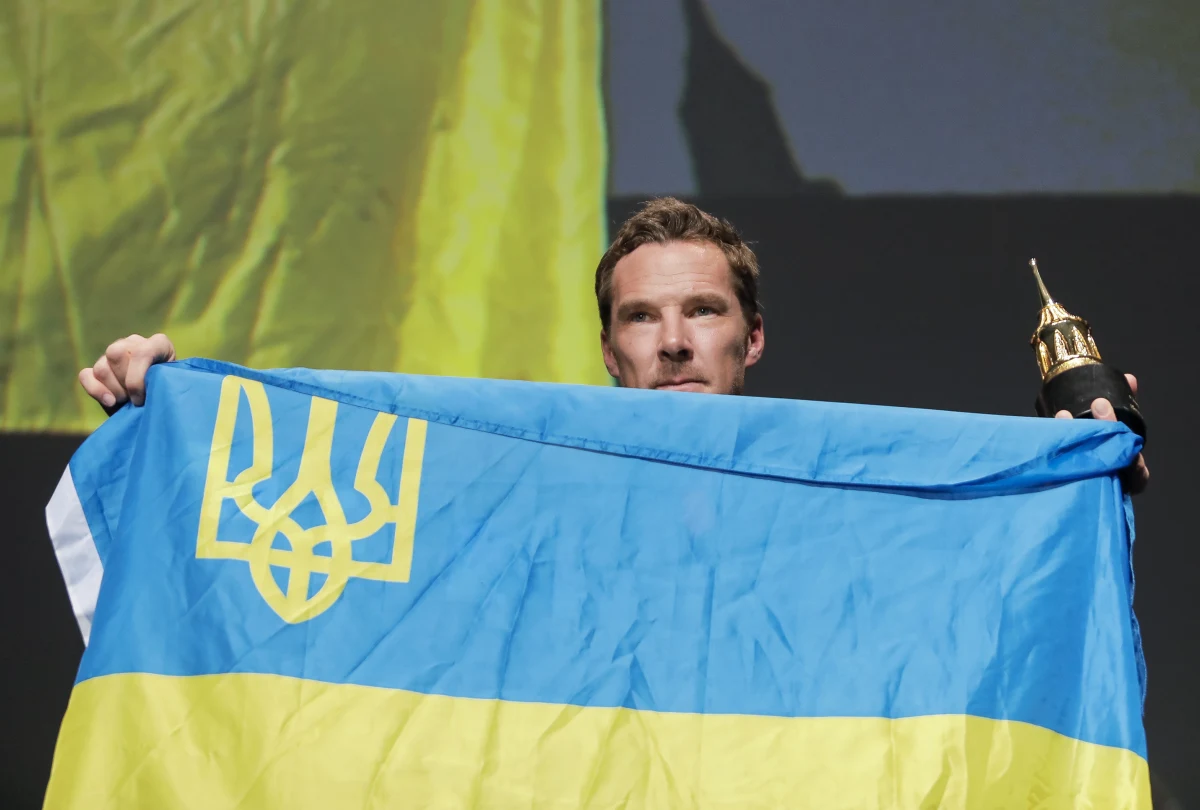 Benedict Cumberbatch pojawił się na ceremonii wręczenia prestiżowych nagród filmowych z ukraińską flagą. Słynny aktor już nie pierwszy raz wyraził swoją solidarność z Ukrainą. 