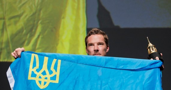 Benedict Cumberbatch pojawił się na ceremonii wręczenia prestiżowych nagród filmowych z ukraińską flagą. Słynny aktor już nie pierwszy raz wyraził swoją solidarność z Ukrainą. 