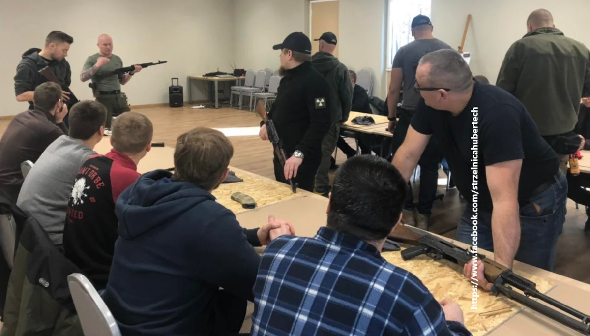 Wojna w Ukrainie trwa już ponad 2 tygodnie. W tym czasie wielu obywateli tego kraju postanowiło wrócić do swojej ojczyzny, by walczyć za jej wolność. Spora część z nich pojęła taką decyzję, chociaż nigdy nie miała w ręku broni. By pomóc Ukraińcom w obronie swojego kraju, strzelnica Hubertech w Jaworznie organizuje specjalne darmowe szkolenia. "Naszym głównym celem jest to, aby potrafili przeżyć. Aby potrafili zadać o siebie i swoich bliskich" - wyjaśnia Michał Bogdański ze strzelnicy Hubertech w Jaworznie. Obsługa broni to nie jedyny element szkolenia.