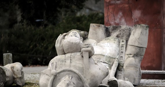 Policja zatrzymała 39-latka podejrzewanego o zniszczenie pomnika Zwycięskiej Armii Radzieckiej na Cmentarzu Komunalnym w Koszalinie. Jeszcze dziś usłyszy zarzut znieważenia pomnika i zostanie zwolniony do domu - poinformowała PAP oficer prasowa KMP kom. Monika Kosiec.


