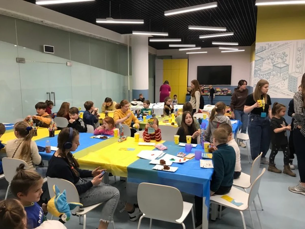 Kolejkowo to największa makieta kolejowa w Polsce. Uruchomiło ono wspólnie z Dolnośląską Organizacją Turystyczną świetlicę, do której przybywający z Ukrainy rodzice mogą - na kilka godzin dziennie - przyprowadzić swoje dzieci.