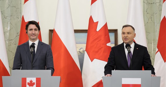 Obecność naszych sojuszników z Kanady ma podwójny charakter. Z jednej strony to wyraz politycznego wsparcia, ale z drugiej strony także i wyraz naszego wspólnego braterstwa z Ukrainą - powiedział w czwartek po spotkaniu z premierem Kanady Justinem Trudeau prezydent Andrzej Duda. Rozmowy dotyczyły też funduszy, które mają pozwolić na odbudowę zniszczonej po rosyjskiej inwazji Ukrainy.