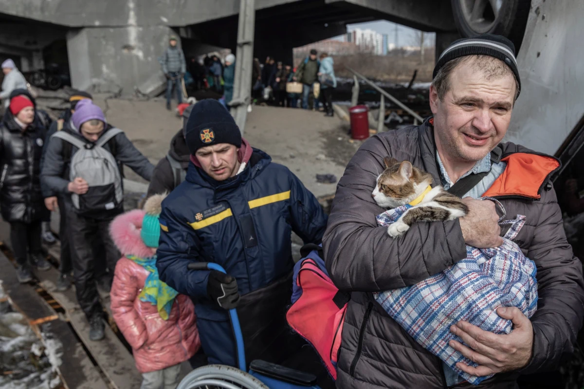 Zmasakrowana twarz kobiety - wita czytelników "Guardiana" przy porannej kawie. Zszyte grubą nicią szramy na czole, jak wysadzone tory kolejowe pod Charkowem. Zapadnięte policzki, niczym leżące odłogiem ukraińskie czarnoziemy. To mapa agresji Władimira Putina. Kobieta straciła wzrok w lewym oku, czego na fotografii nie widać. Patrzy na mnie oskarżająco! Jest po tamtej, koszmarnej stornie gazety, ja po tej drugiej, bezpiecznej. Odstawiam filiżankę. Dzieli nas kartka papieru i kilka tysięcy kilometrów. Za chwilę zapuka listonosz i odłożę na moment wojnę na półkę. Ona nie ma takiej możliwości. Od kilku dni topi śnieg na śniadanie, nie czyta gazet, straciła połowę twarzy i domu! 