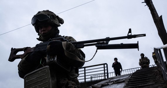 Ostatniej doby Siły Zbrojne Ukrainy zniszczyły dwie duże kolumny rosyjskiego wojska oraz 10 samolotów - poinformowało w piątek dowództwo Sił Powietrznych Ukrainy. Sztab generalny ukraińskich sił zbrojnych dodał, że walczący z rosyjskim wojskiem żołnierze odpierają lub wstrzymują ich ofensywę na wszystkich kierunkach.