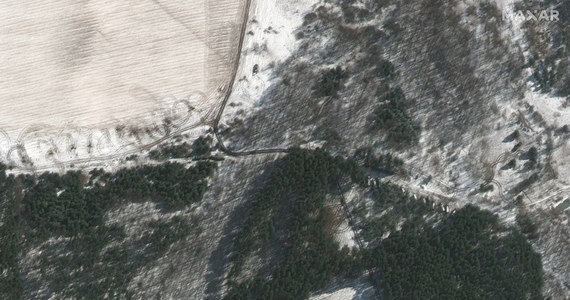 Zdjęcia satelitarne wskazują na przegrupowanie rosyjskiego konwoju w pobliżu Kijowa - poinformowała agencja Reutera, powołując się na amerykańską firmę Maxar, zajmującą się m.in. obsługą satelitów okołoziemskich.
