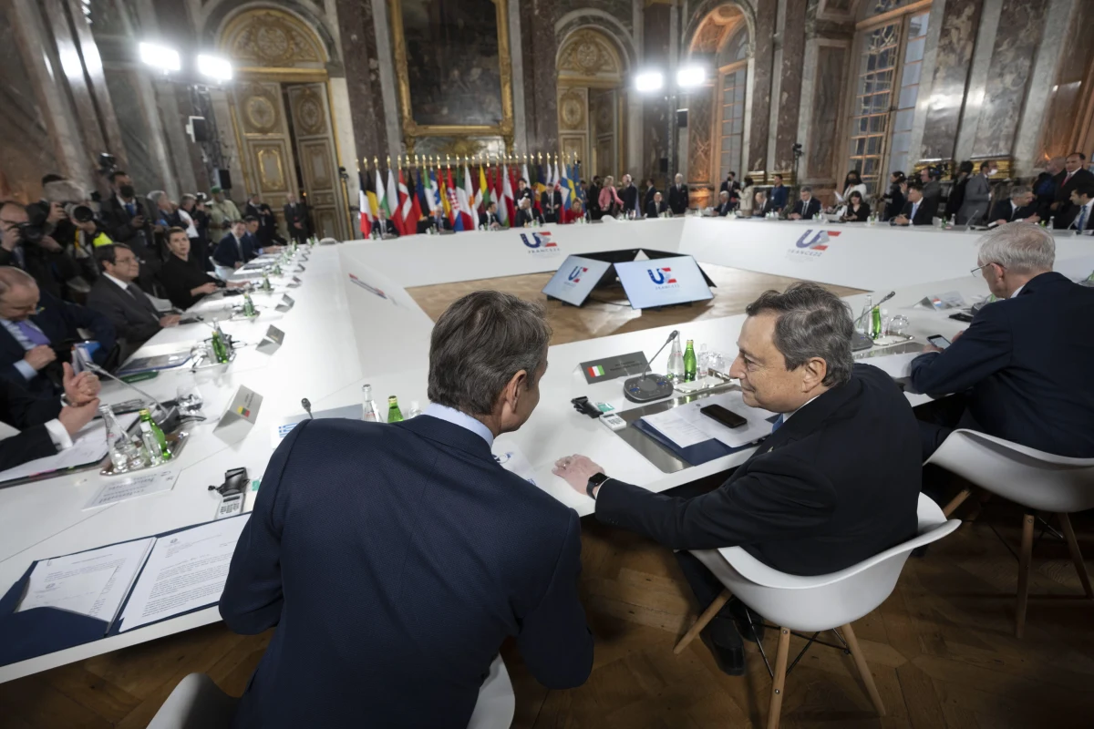 "Rada Europejska uznała europejskie aspiracje i dążenia Ukrainy, jak stwierdzono w układzie o stowarzyszeniu" - takie oświadczenie szefów państw i rządów UE zostało opublikowane w nocy. Od wczoraj w Wersalu we Francji trwa dwudniowy unijny szczyt w sprawie rosyjskiej napaści na Ukrainę.