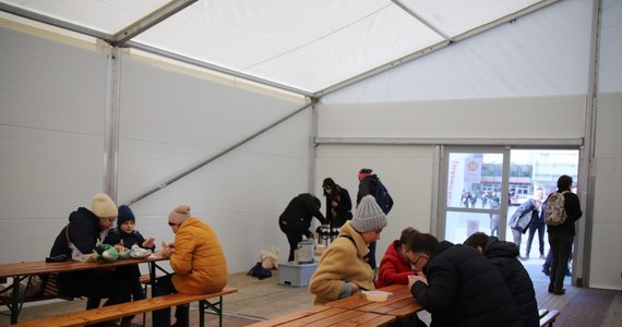​Około 1 tys. gorących posiłków dziennie jest serwowanych uchodźcom w namiocie Caritas Archidiecezji Krakowskiej, który stanął przed budynkiem Dworca Głównego w Krakowie.