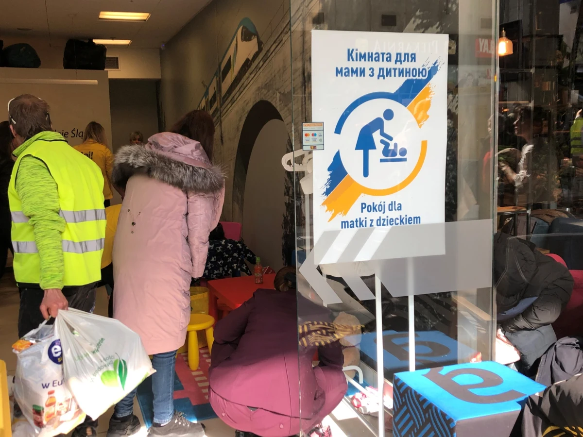 Tłum, ludzie koczujący na podłodze, chaos przy wydawaniu posiłków - tak w ostatnich dniach wyglądał dworzec w Katowicach, gdzie kilka razy dziennie przyjeżdżają pociągi z uchodźcami z Ukrainy. Pomoc w dużym stopniu była możliwa dzięki zaangażowaniu mieszkańców i iwolontariuszy, ale brakowało koordynacji. Są wreszcie próby uporządkowania działań  na katowickim dworcu. 