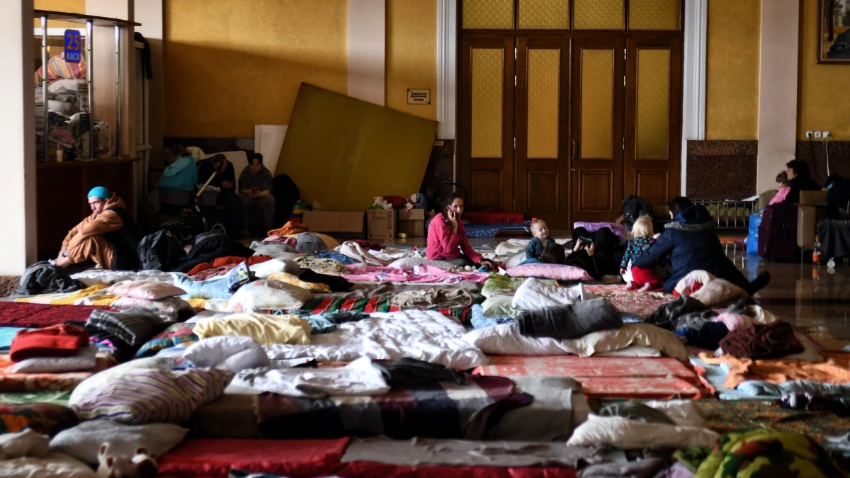 O poranku we Lwowie po raz pierwszy od 6 dni zawyły syreny alarmowe. To efekt bombardowań w niedalekich miastach: Łucku i Iwano-Frankowsku. W wyniku rosyjskiego ostrzału lotniska w Łucku zginęły 4 osoby. Pociski spadły też na port lotniczy w Iwano-Frankowsku.