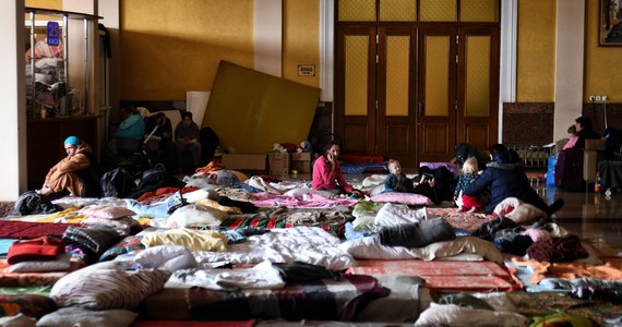 O poranku we Lwowie po raz pierwszy od 6 dni zawyły syreny alarmowe. To efekt bombardowań w niedalekich miastach: Łucku i Iwano-Frankowsku. W wyniku rosyjskiego ostrzału lotniska w Łucku zginęły 4 osoby. Pociski spadły też na port lotniczy w Iwano-Frankowsku.