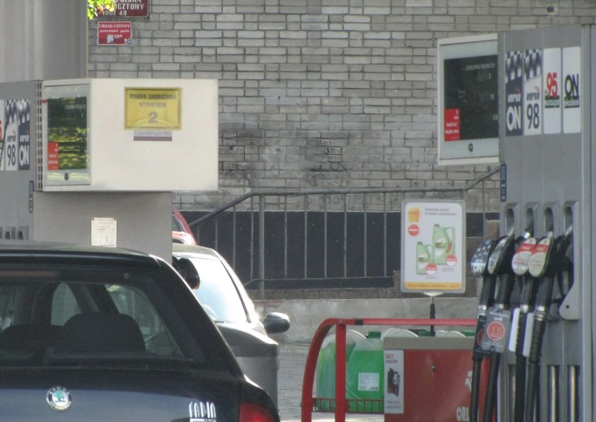 W mijającym tygodniu na światowych giełdach zanotowano największe wahania notowań ropy od blisko dwóch lat. W piątek w Polsce paliwa w hurcie staniały, nawet o 300 zł w przypadku oleju napędowego - podaje e-petrol.pl.