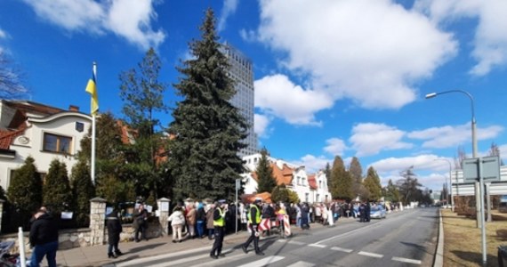 Przed konsulatem Ukrainy w Krakowie, podobnie jak w innych miastach Polski, gdzie nasi sąsiedzi mają personel dyplomatyczny, każdego dnia ustawiają się długie kolejki.

