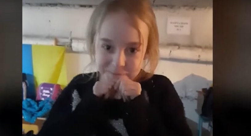 Cały świat obiegło nagranie, gdy 7-letnia Amelia Anisowicz w jednym ze schronów w Kijowie śpiewa w języku ukraińskim przebój "Let It Go" ("Mam tę moc") z animacji "Kraina lodu". Dziewczynka razem ze swoją babcią i nastoletnim bratem bezpiecznie dotarła do Polski, a w niedzielę TVP Info pokaże o niej dokument.