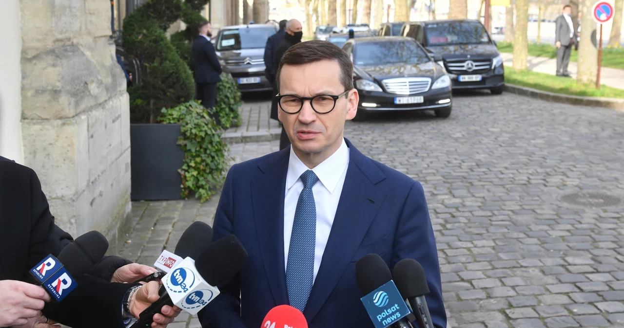 Premier RP Mateusz Morawiecki w drodze na szczyt w Wersalu w Paryżu