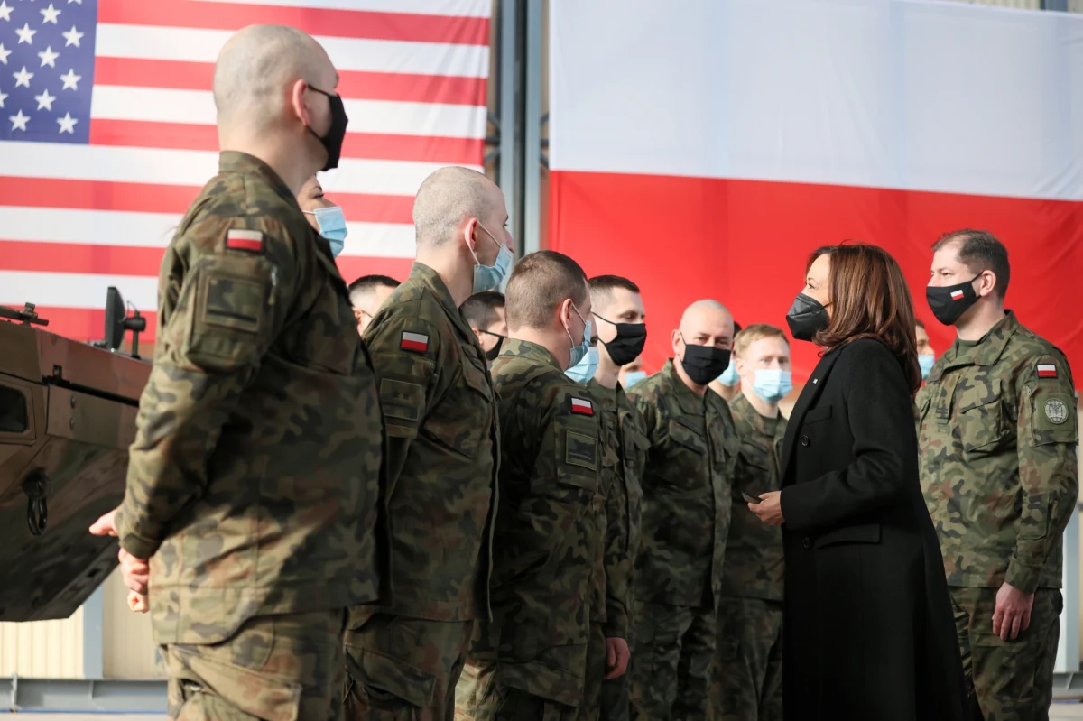 Atak na jednego członka NATO to atak na wszystkich, będziemy bronić każdej piędzi terytorium Sojuszu - mówiła wiceprezydent USA Kamala Harris w Warszawie na spotkaniu z polskimi i amerykańskimi żołnierzami. Podkreśliła, że zanim opuści Polskę, chciała im podziękować.