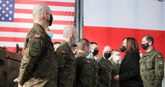 Atak na jednego członka NATO to atak na wszystkich, będziemy bronić każdej piędzi terytorium Sojuszu - mówiła wiceprezydent USA Kamala Harris w Warszawie na spotkaniu z polskimi i amerykańskimi żołnierzami. Podkreśliła, że zanim opuści Polskę, chciała im podziękować.