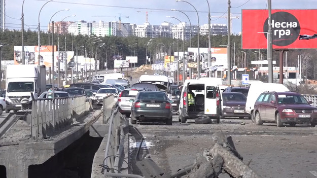 Zniszczenie mostu Romanowskiego utrudnia ucieczkę przed Rosjanami. Ukraińcy, którzy przybyli na most swoimi samochodami, musieli zostawić je po drugiej stronie i iść dalej pieszo. Żołnierze pomagali przejść rannym i niepełnosprawnym.