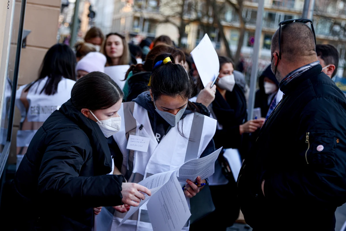 Inwazja Rosji na Ukrainę trwa już ponad dwa tygodnie. Do Niemiec dotarło ponad sto tysięcy uchodźców. "W Berlinie każdego wieczora trzeba tworzyć ponad tysiąc miejsc noclegowych" - poinformowała burmistrz Franziska Giffey. "Miasto dochodzi do granic możliwości" - powiedziała.