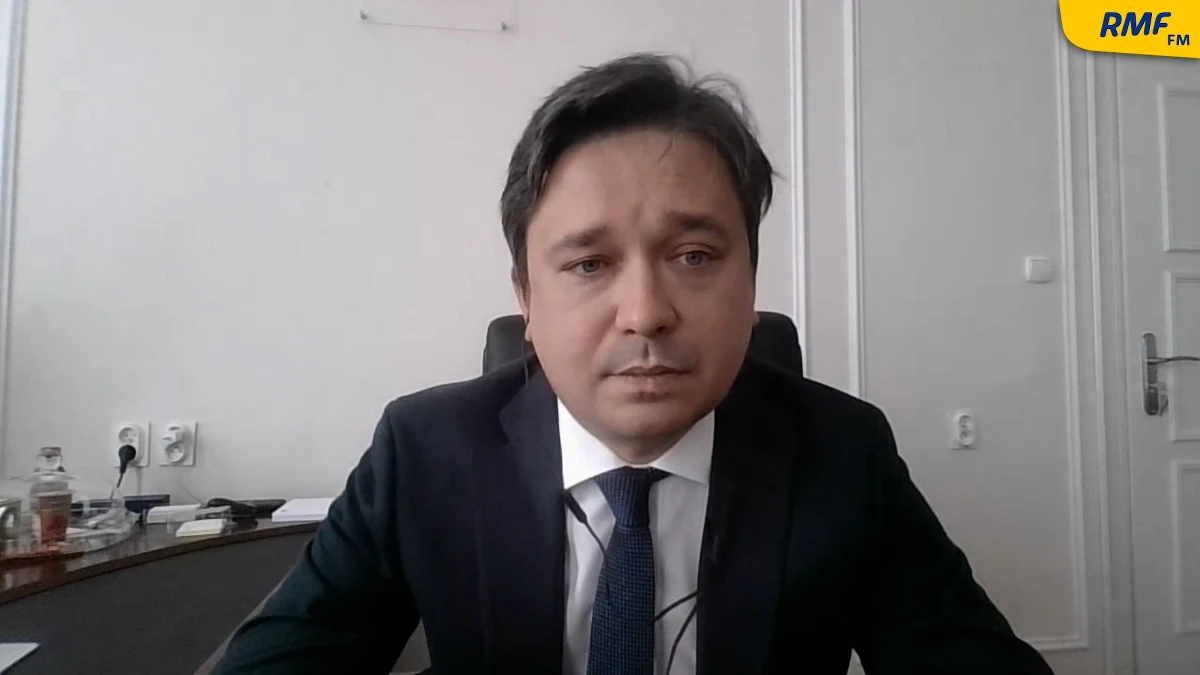 To międzynarodowy trybunał oceni, czy Władimir Putin jest zbrodniarzem wojennym - mówił w specjalnym wydaniu Rozmowy w RMF FM prof. Marcin Wiącek. Rzecznik Praw Obywatelskich podkreślał, że na podstawie tego, co obserwujemy w przekazach medialnych, "możemy z dużym prawdopodobieństwem powiedzieć, że przez Międzynarodowy Trybunał Karny lub inny trybunał, który zostanie powołany do tej sprawy, ta sytuacja będzie oceniona jako zbrodnie wojenne, zbrodnie przeciwko ludzkości". 