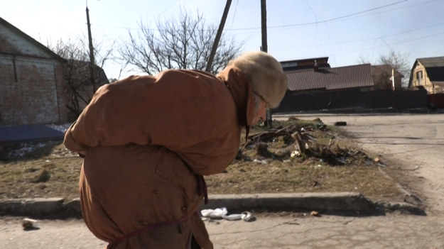 UWAGA! WIDEO ZAWIERA DRASTYCZNE ZDJĘCIA
Trwają ewakuacje mieszkańców z miejscowości Irpień i Bucza w obwodzie kijowskim, nieustannie atakowanym przez rosyjską armię. Ale nie wszyscy uciekają. Wiele starszych osób zdecydowało się na pozostanie. Nie mają dokąd pójść. Gdy odgłosy wojny milkną, ofiary są liczone po obu stronach, a ludzie wychodzą ze schronów... Na chwilę…Pomagajmy Ukrainie - Ty też możesz pomóc!  Zobacz, jak?
