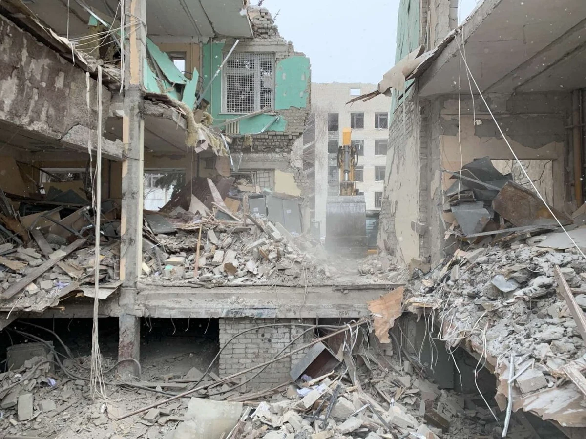 Rosjanie użyli bomb kasetowych na Ukrainie w rejonach zamieszkanych. Mamy wiarygodne informacje - poinformowało biuro praw człowieka ONZ. Jak podkreślono, masowe użycie takiej broni może zostać uznane za zbrodnię wojenną.