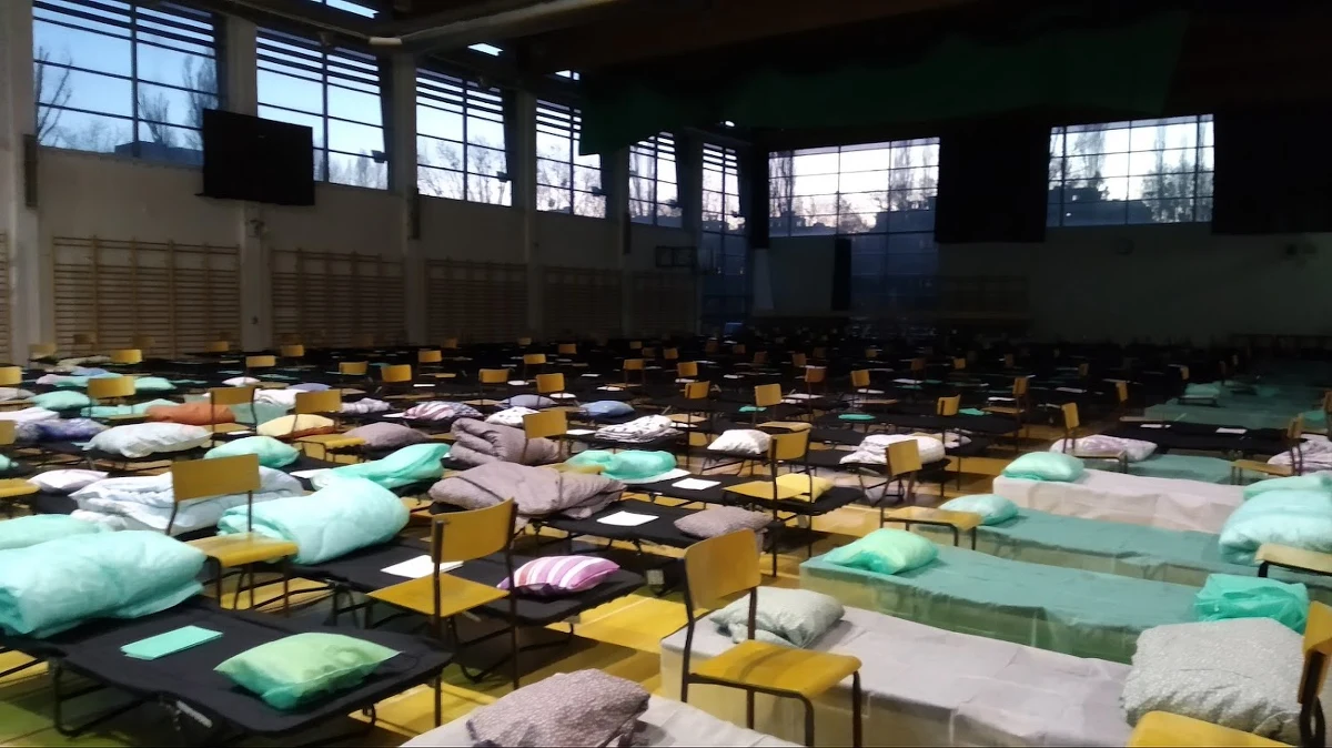 Coraz więcej osób znajduje schronienie w punkcie recepcyjnym na Bielanach. Aktualnie zakwaterowano tam około 80 osób. W Liceum Ogólnokształcącym im. Domeyki przy Staffa przygotowano 250 łóżek. 