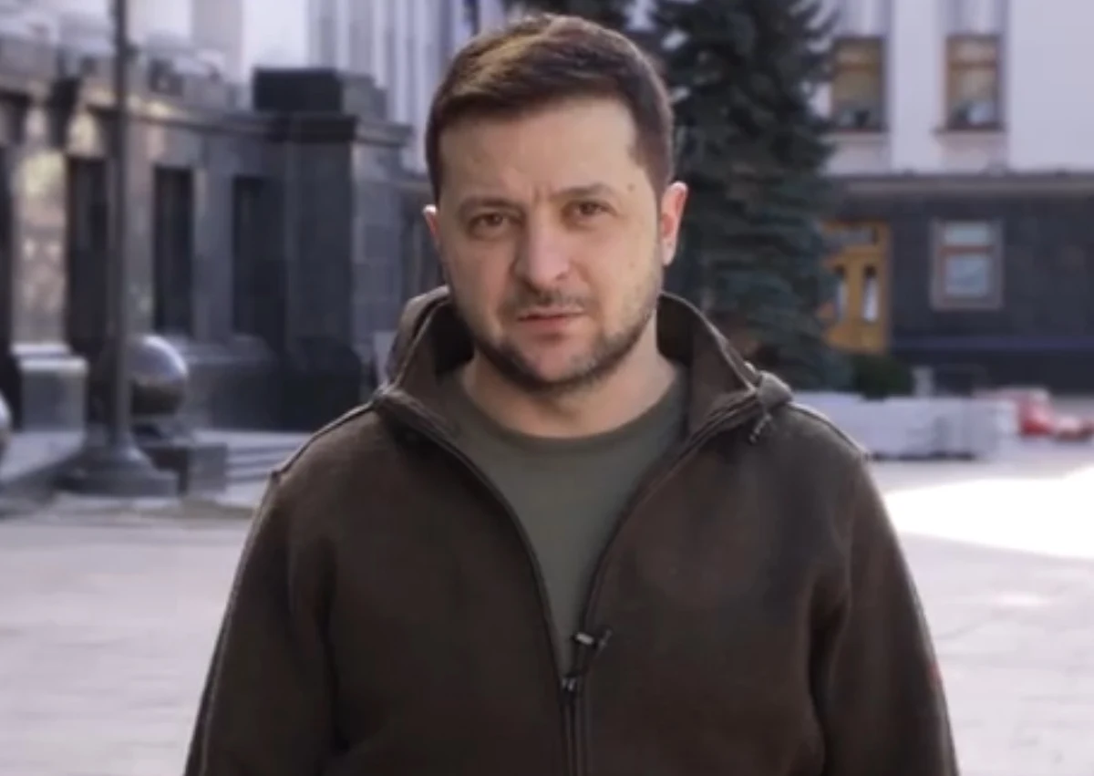 Wołodymyr Zełenski ogłosił w piątek strategiczny punkt zwrotny w wojnie z Rosją. W najnowszym nagraniu na Facebooku ukraiński prezydent wezwał do ukarania Rosji za ostrzał korytarzy humanitarnych.