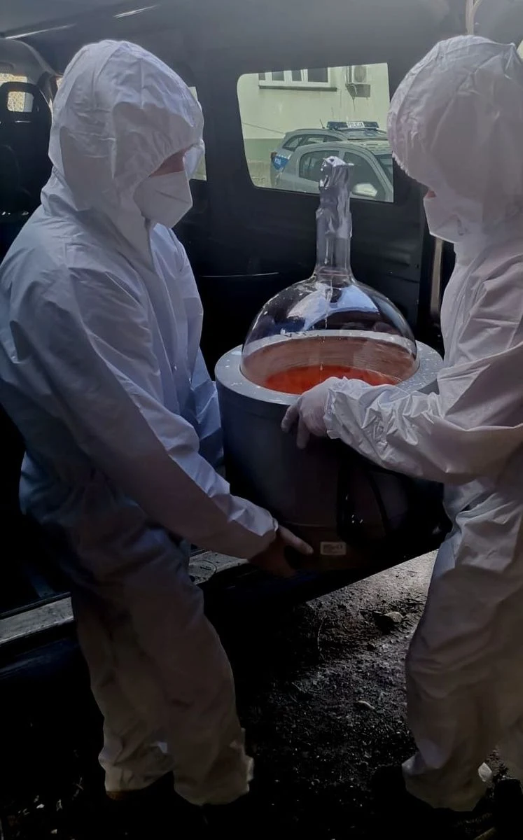 Policjanci z Jastrzębia Zdroju zlikwidowali domowe laboratorium chemiczne. Zatrzymali dwóch mężczyzn i przejęli narkotyki o czarnorynkowej wartości 1 mln zł.

