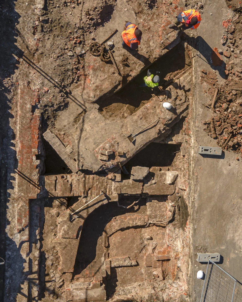 Podczas budowy Bulwarów Północnych w Łodzi drogowcy odsłonili fundamenty budynków. To pozostałości po kwartale wyburzonym przez Niemców podczas II wojny światowej.

