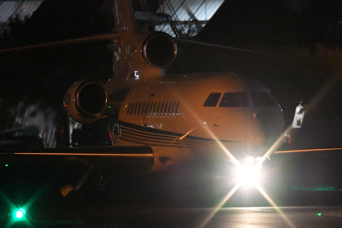 Wielka Brytania wprowadziła nowe sankcje przeciwko Rosji, tym razem uderza w oligarchów. Od tego czasu brytyjskie władze zatrzymały jeden rosyjski samolot. Prywatny odrzutowiec należy prawdopodobnie do rosyjskiego milionera Eugena Szwidlera i oligarchy Romana Abramowicza.