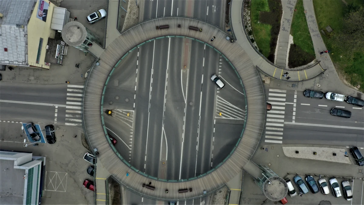 W połowie marca rozpocznie się pierwszy etap budowy Rzeszowskiego Centrum Komunikacyjnego. Jak poinformowano w piątek w serwisie Urzędu Miasta na razie ze względu na to, że na dworcu kolejowym działa punkt informacji i pomocy uchodźcom z Ukrainy, przygotowywane będzie zaplecze budowy.

