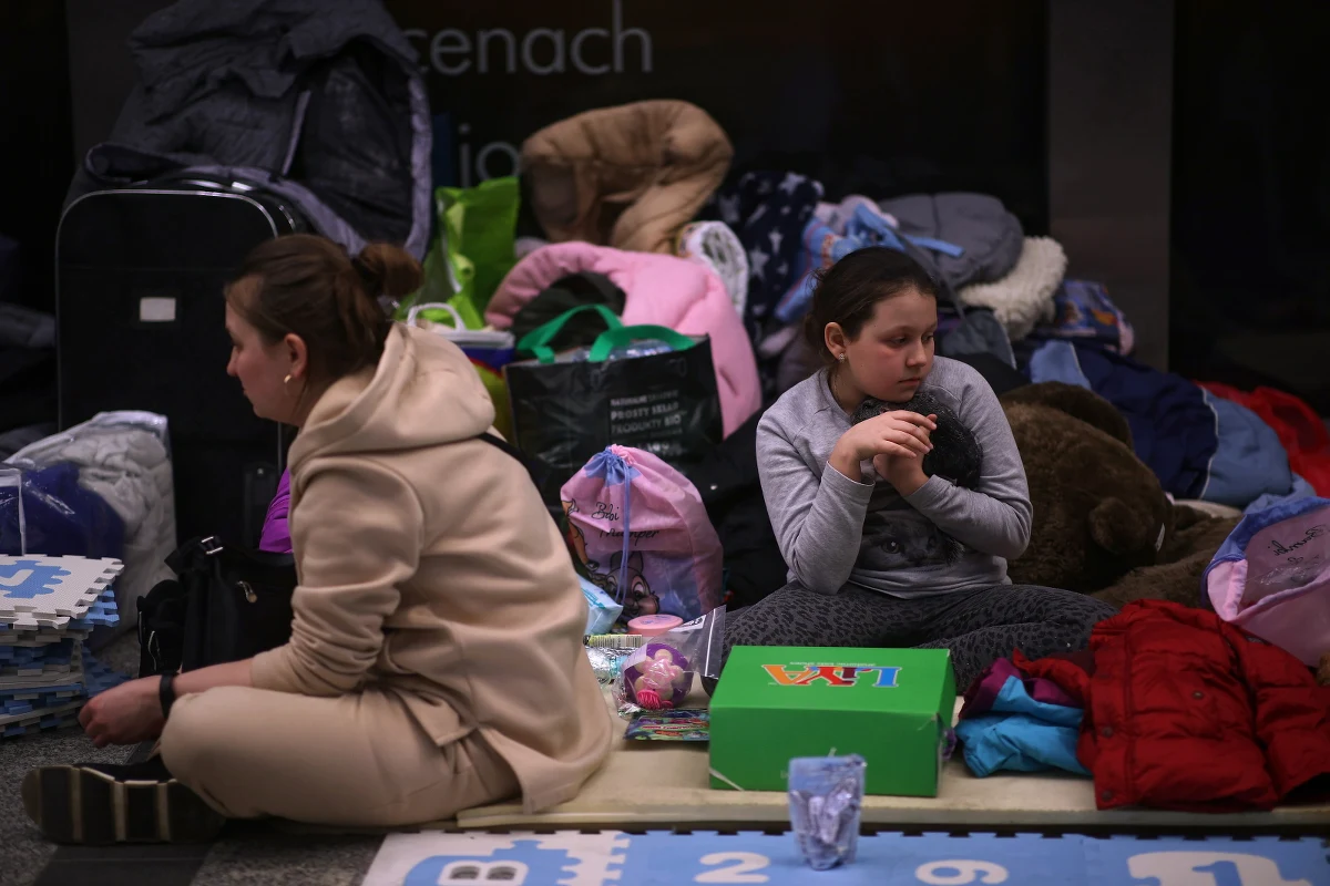 Do stolicy Małopolski dociera coraz więcej obywateli Ukrainy. Kraków już kilka dni temu alarmował, że więcej uchodźców nie jest w stanie przyjąć. Najgorsza sytuacja jest na Dworcu Głównym. 