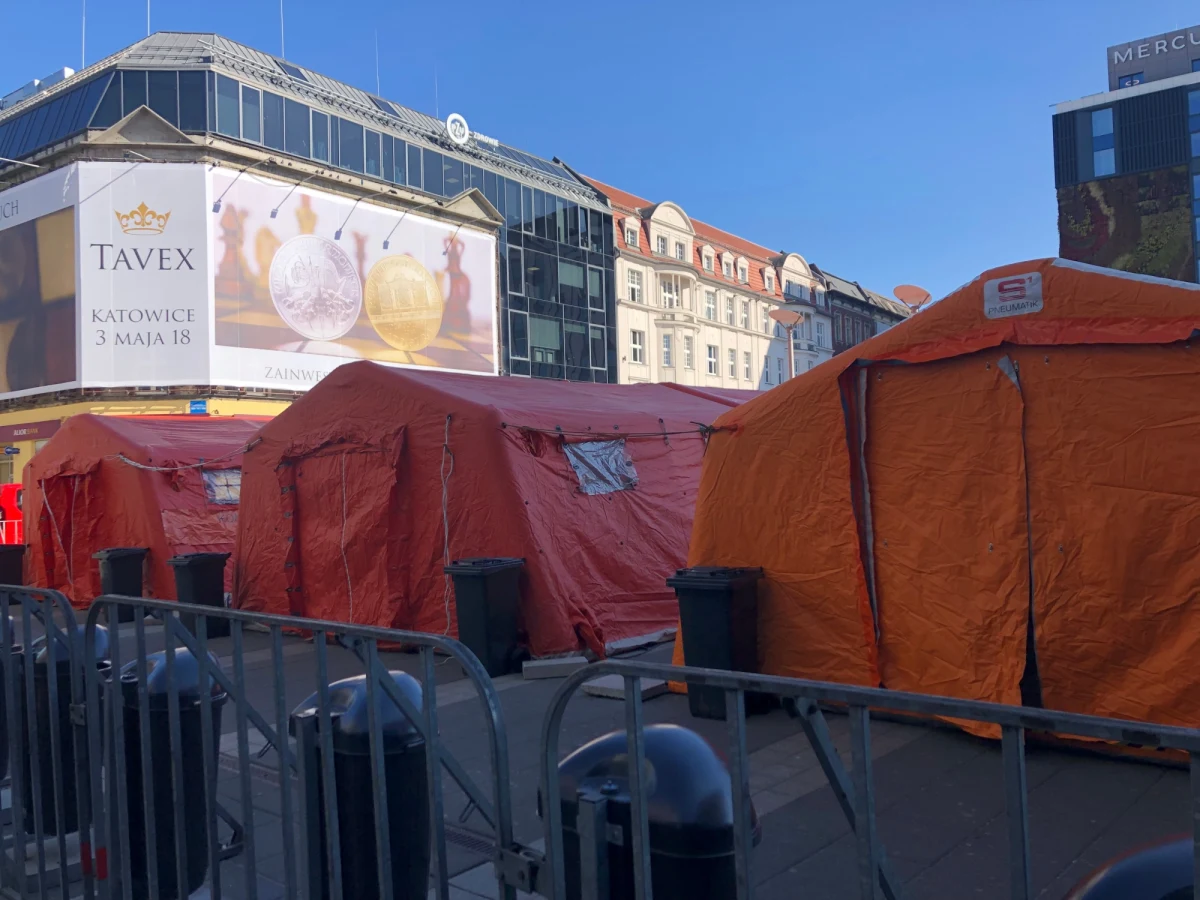 Na placu przed dworcem kolejowym w Katowicach stanęły strażackie ogrzewane namioty, w których uchodźcy będą mogli odpocząć i zjeść ciepły posiłek. Jest też namiot inspekcji weterynaryjnej.