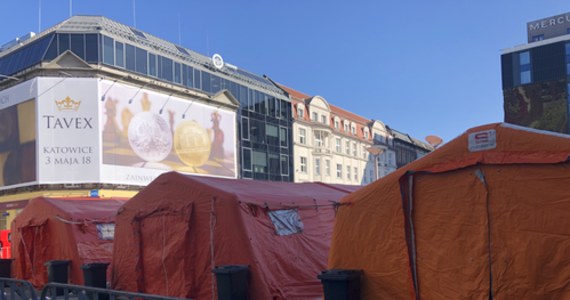 Na placu przed dworcem kolejowym w Katowicach stanęły strażackie ogrzewane namioty, w których uchodźcy będą mogli odpocząć i zjeść ciepły posiłek. Jest też namiot inspekcji weterynaryjnej.