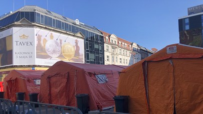  Namioty dla uchodźców i pomoc weterynaryjna przed katowickim dworcem