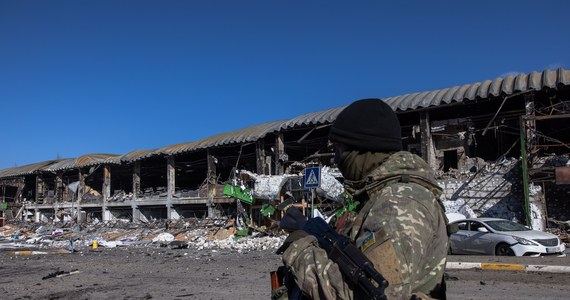 Rosja ma do dyspozycji ok. 90 proc. swoich sił bojowych, zaś Ukraina "nieco poniżej" 90 proc., ale przewaga liczebna jest po stronie Rosjan - ocenił w piątek wysoki rangą przedstawiciel Pentagonu. Dodał, że piątkowe uderzenia na lotniska w Iwano-Frankowsku i Łucku miały na celu uniemożliwienie korzystania z pasów startowych przez ukraińskie siły powietrzne.