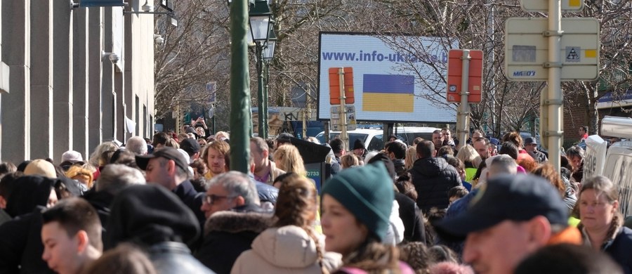 Ponad półtora miliona uchodźców przybyło do Polski od początku rosyjskiej inwazji w Ukrainie. Wielu z nich stara się o uzyskanie numeru PESEL. Kolejki tworzą się przed wydziałami spraw obywatelskich w wielu miastach. Poznański wydział przeżywał w ostatnich dniach prawdziwe oblężenie. Dotychczas wydawał dziennie 100 numerów PESEL. Obecnie liczba ta wynosi 1000. To dziesięciokrotny wzrost! 
