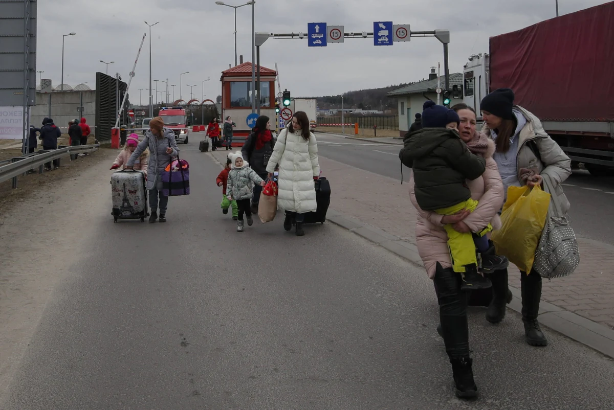 Na przejściu granicznym w Hrebennem (lubelskie) policjanci zatrzymali dwie osoby, które próbowały wyłudzić pieniądze od uchodźców z Ukrainy proponując im darmowy przewóz do Niemiec. W trakcie podróży zażądali 150 euro od osoby. 