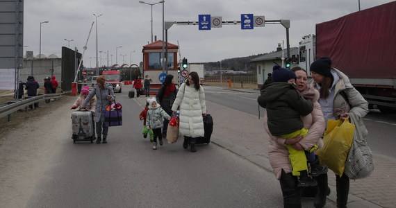 Na przejściu granicznym w Hrebennem (lubelskie) policjanci zatrzymali dwie osoby, które próbowały wyłudzić pieniądze od uchodźców z Ukrainy proponując im darmowy przewóz do Niemiec. W trakcie podróży zażądali 150 euro od osoby. 