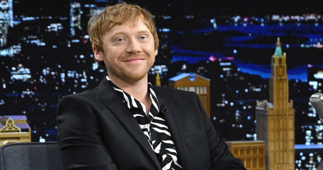 Gwiazdor „Harry’ego Pottera”, Rupert Grint wychowuje córkę o imieniu Wednesday, czyli… Środa. Jego pociecha w ostatnim czasie bardzo się rozgadała, tyle że często sięga po niecenzuralne słowo. Aktor przypuszcza, że córka nauczyła się przeklinać, gdyż ćwiczył przy niej swoje kwestie ze scenariusza.