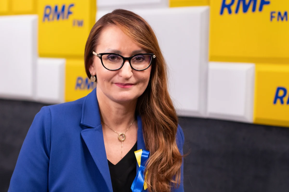 "Ponad 300 tys. Ukraińców przewinęło się przez Warszawę, przez nasze dworce, punkty informacyjne. Spodziewamy się, że zostało ok. 200 tysięcy" - mówi w Popołudniowej rozmowie w RMF FM wiceprezydent Warszawy. "Warszawa jest dzisiaj jednym wielkim organem pozarządowym, wolontariackim, samorządowym. W dużej mierze opieramy się na wielkich sercach i wsparciu wolontariuszy" - podkreśla Renata Kaznowska. Na pytanie, ilu uchodźców może zostać w stolicy, wiceprezydent odpowiada: "To jest trudne do oszacowania. (...) Potrzebna jest wspólna i spójna polityka relokacji uchodźców". I dodaje: "Wyobraźmy sobie, że w Polsce będziemy mieli 5 mln uchodźców. Nasz kraj nie udźwignie takiej liczby. Rząd już też powinien rozmawiać o relokacji na poziomie Europy".