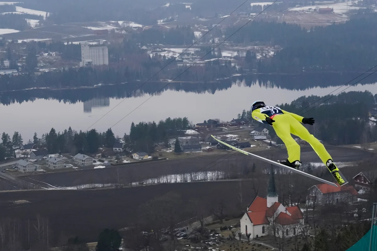Jakub Wolny jest 12. na półmetku mistrzostw świata w lotach narciarskich na mamucim obiekcie w norweskim Vikersund. Prowadzi Norweg Marius Lindvik. W sobotę odbędą się trzecia i czwarta seria.