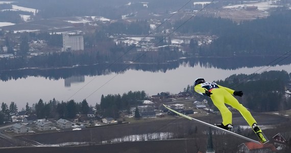 Jakub Wolny jest 12. na półmetku mistrzostw świata w lotach narciarskich na mamucim obiekcie w norweskim Vikersund. Prowadzi Norweg Marius Lindvik. W sobotę odbędą się trzecia i czwarta seria.