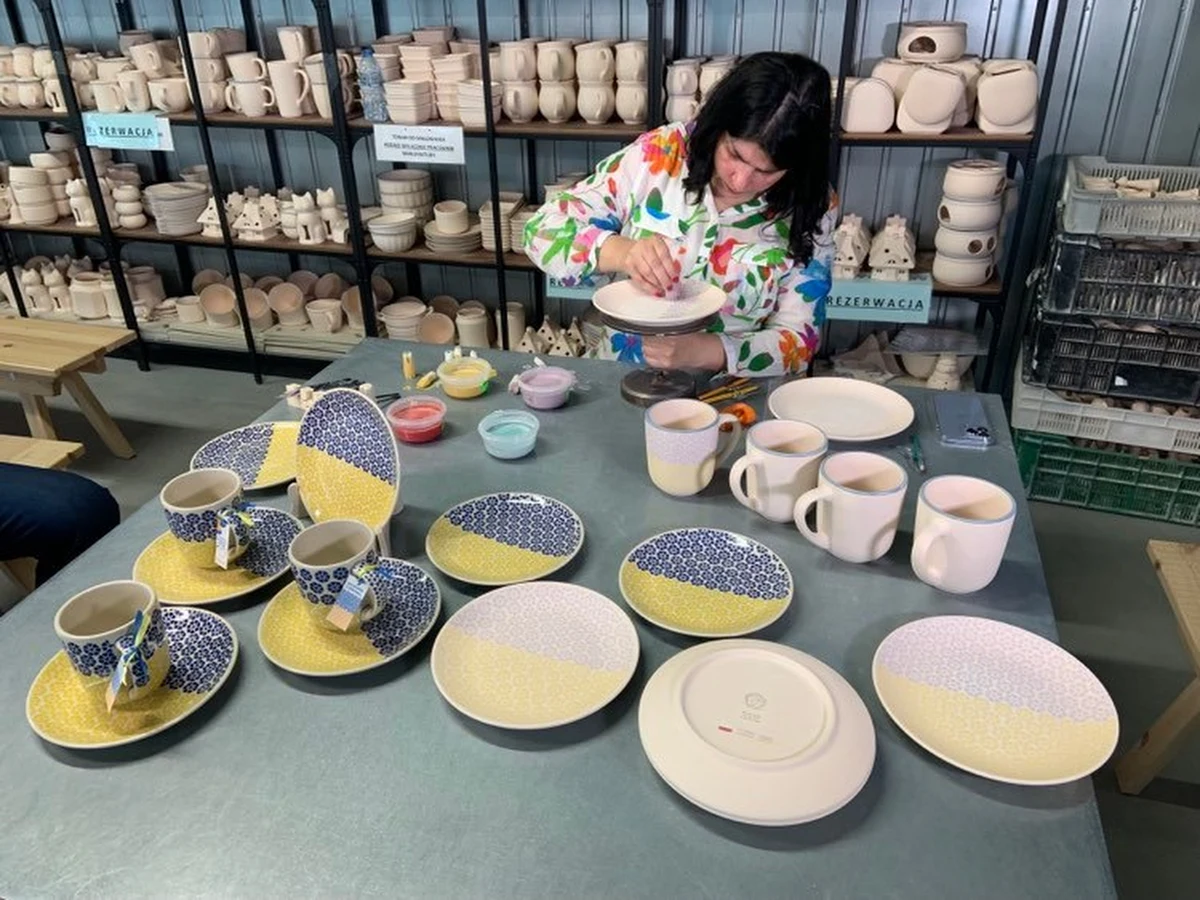 W jednej z fabryk w słynącym z wyrobów ceramicznych Bolesławcu na Dolnym Śląsku, powstaje specjalna ceramika w ukraińskich barwach. Dochód ze sprzedaży trafi na wsparcie uchodźców i Ukrainy.