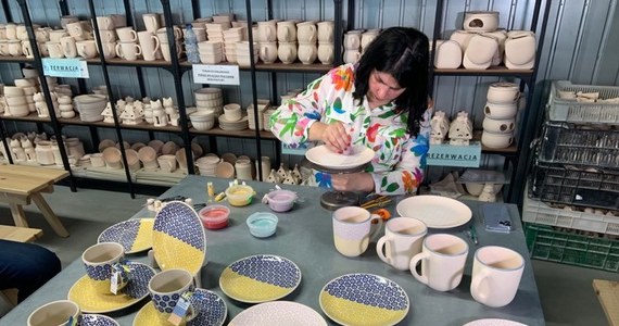 W jednej z fabryk w słynącym z wyrobów ceramicznych Bolesławcu na Dolnym Śląsku, powstaje specjalna ceramika w ukraińskich barwach. Dochód ze sprzedaży trafi na wsparcie uchodźców i Ukrainy.