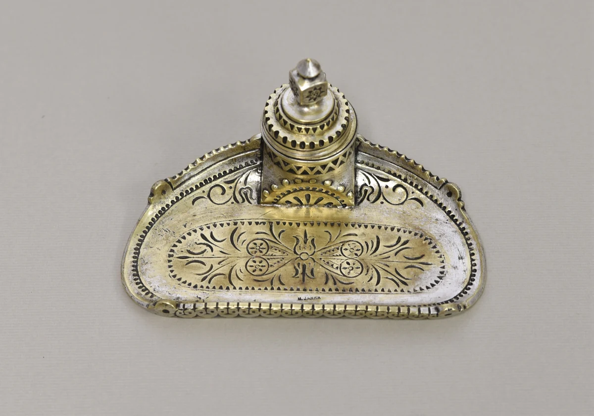 W zakopiańskiej willi "Oksza" otwarto wystawę platerów z wytwórni Marcina Jarry - żyjącego na przełomie XIX i XX wieku krakowskiego złotnika. Ciekawe wyroby pokazują, jak styl zakopiański z powodzeniem, choć czasem w zaskakujący sposób, przeniesiono na ozdobne sztućce i naczynia.